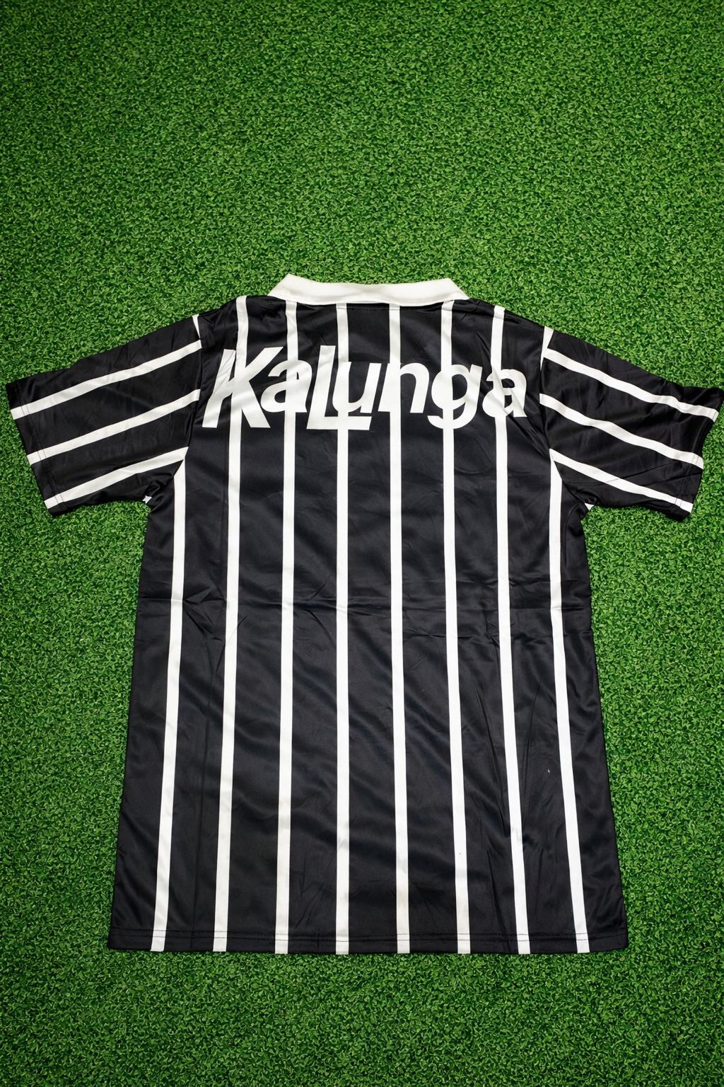 Camisa Retrô Corinthians Listrada Preta e Branca Kalunga