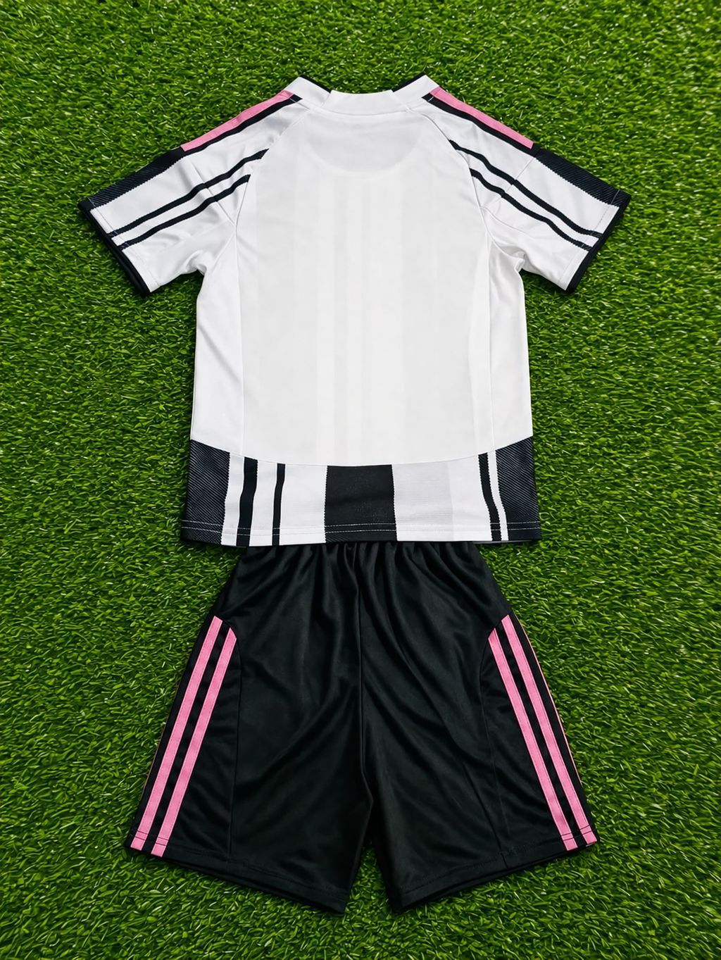 Conjunto Infantil Juventus Preto e Branco com Detalhes Rosa